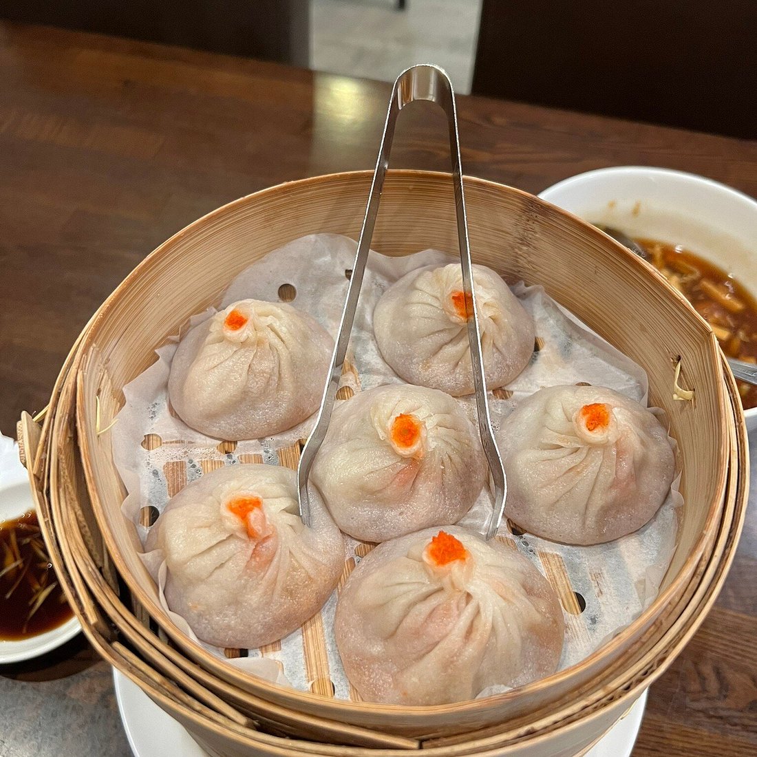 Shanghai Dumpling House signature dishes Steamed Pork Soup Dumpling (6) 鮮肉小籠包
Steamed Crab Meat & Pork Soup Dumpling (6) 蟹粉小籠包
General Tso's Chicken 左宗雞